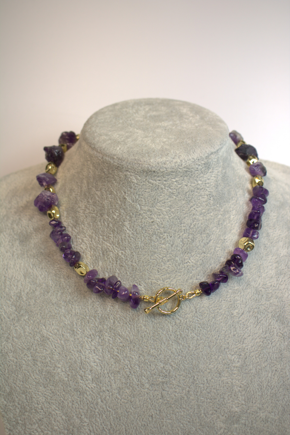 Колье-чокер из необработанного аметиста "Золотая сирень"