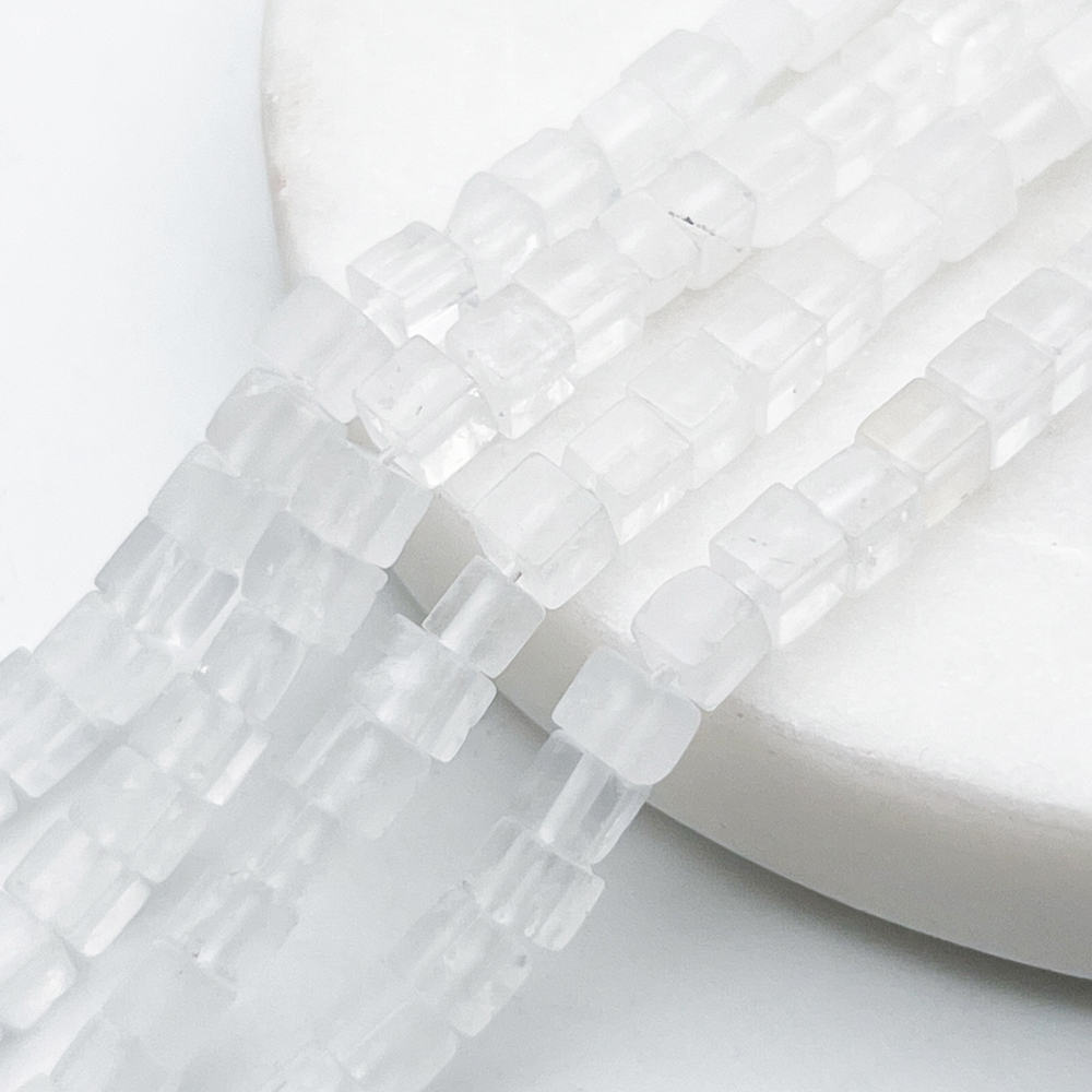 Кварц белый бусины, куб, размер около 4,2-4,4 мм, цена за отрезок 19 см (1/2 нити)