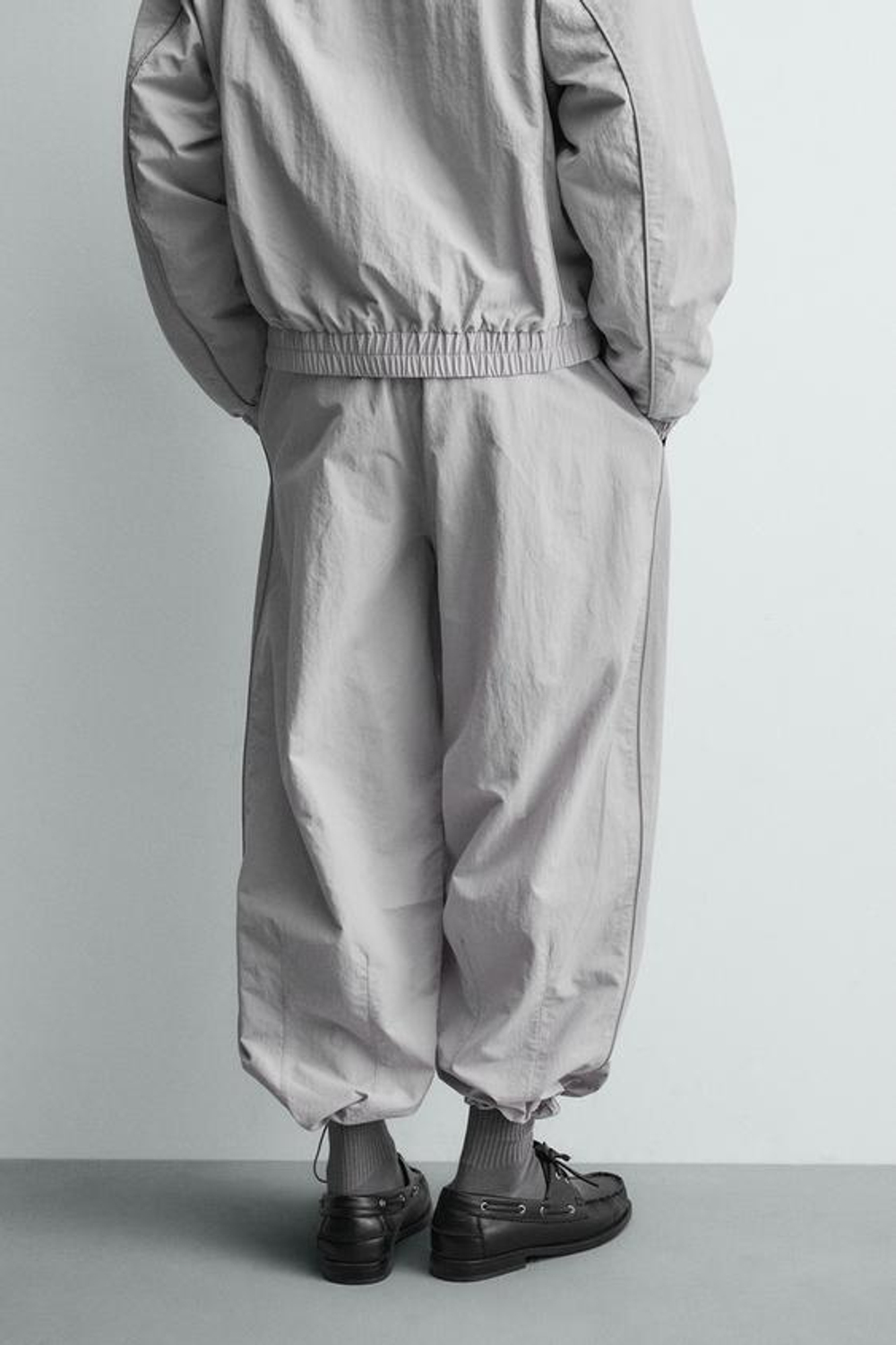 ZARA ДЖОГГЕРЫ ИЗ ВЫСОКОТЕХНОЛОГИЧНОЙ ТКАНИ С КОНТРАСТНЫМИ ПОЛОСАМИ, СВЕТЛО-СЕРЫЙ