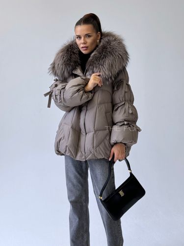 Пуховик в цвете капучино с мехом енота и завязками на рукавах