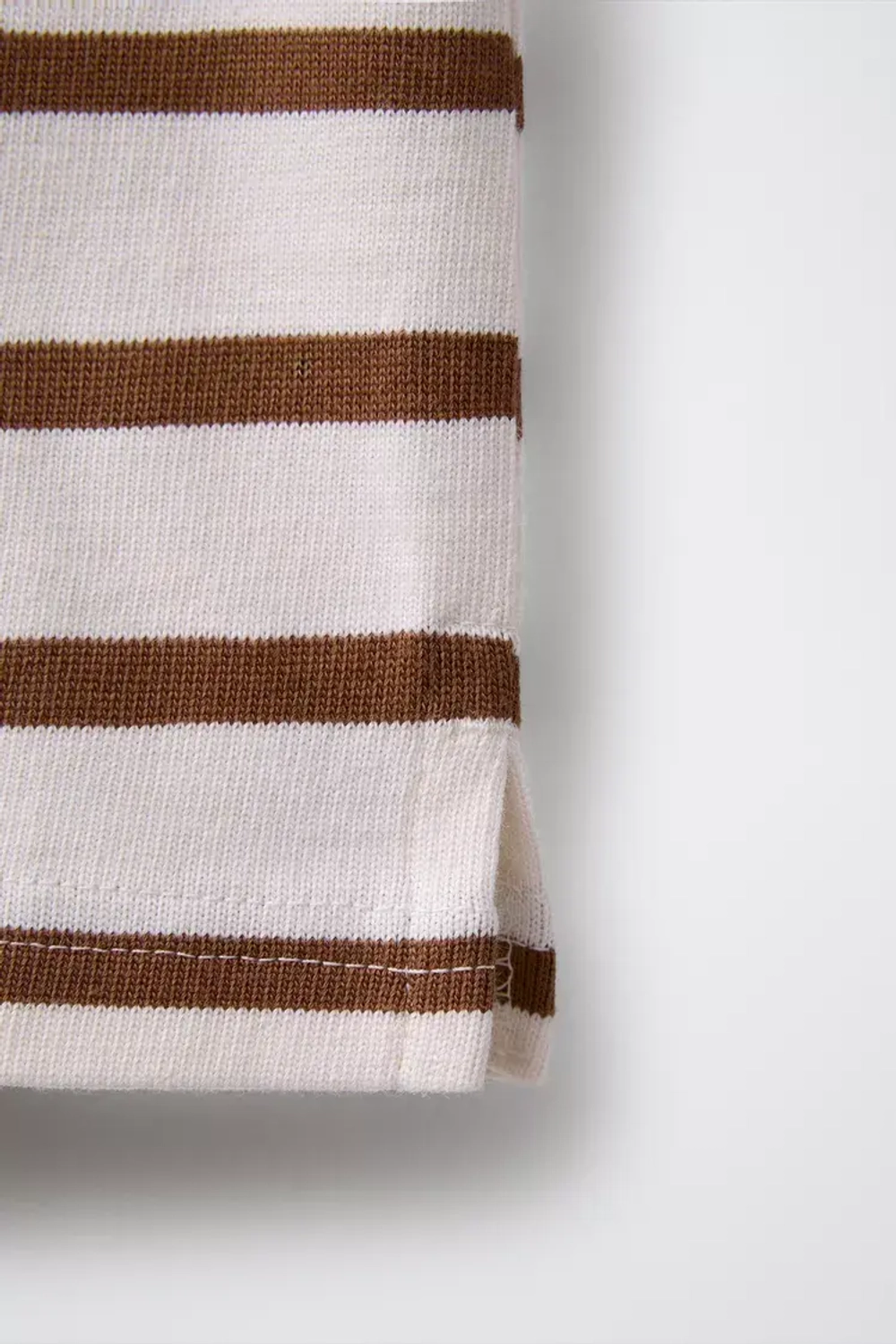 ZARA ФУТБОЛКА В ПОЛОСКУ ИЗ ПЛОТНОГО ДЖЕРСИ С НАШИВКОЙ, КОРИЧНЕВЫЙ/БЕЛЫЙ