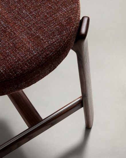 Полубарный стул Granite из коричневой синели и ясеня с отделкой орех 65 см