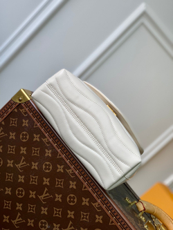 Louis Vuitton Hold Me