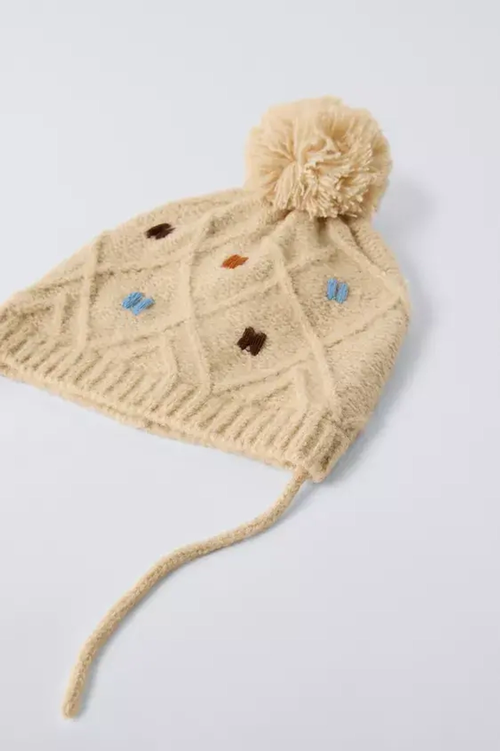 ZARA ТРИКОТАЖНАЯ ШАПКА С ВЫШИВКОЙ И ПОМПОНОМ, ПЕСОЧНЫЙ