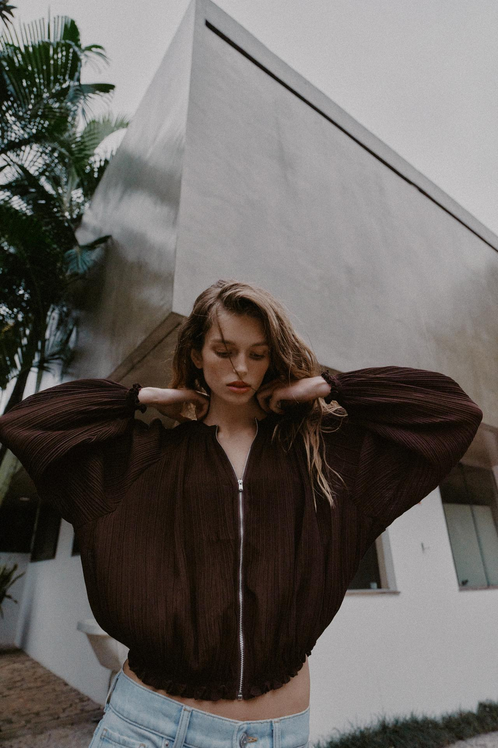 ZARA ПЛИССИРОВАННАЯ КУРТКА ИЗ ОРГАНЗЫ, КОРИЧНЕВЫЙ
