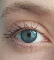 Синие линзы на серо голубых глазах