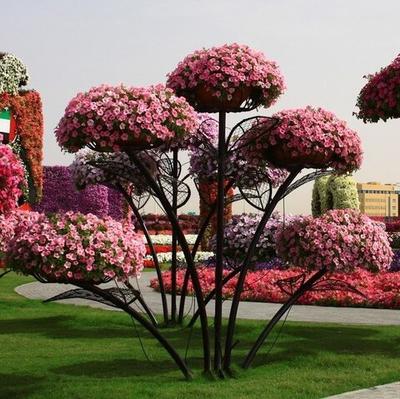 Цветочница Гербера с лепестками и листьями