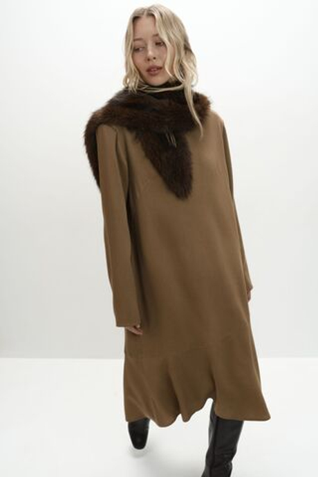 Платье с воланом