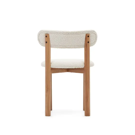 Стул Nebai из белой ткани букле и массива дуба с натуральной отделкой