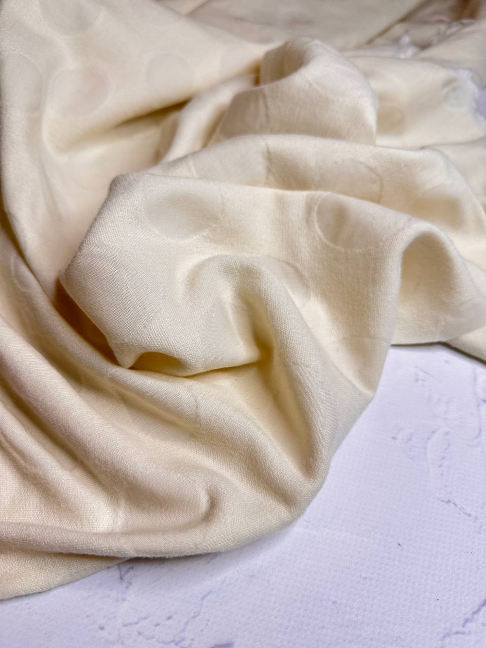 Плательно-костюмный жаккардовый сирсакер с узором (88%шерсть/10%полиамид/2%эластан, Бежевая слоновая кость/крупные круги в тон, 125, 232 гр/м2)