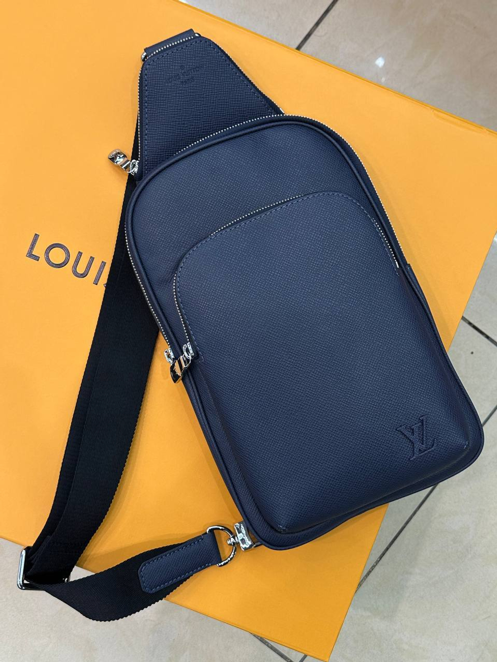 Сумка-мессенджер Louis Vuitton
