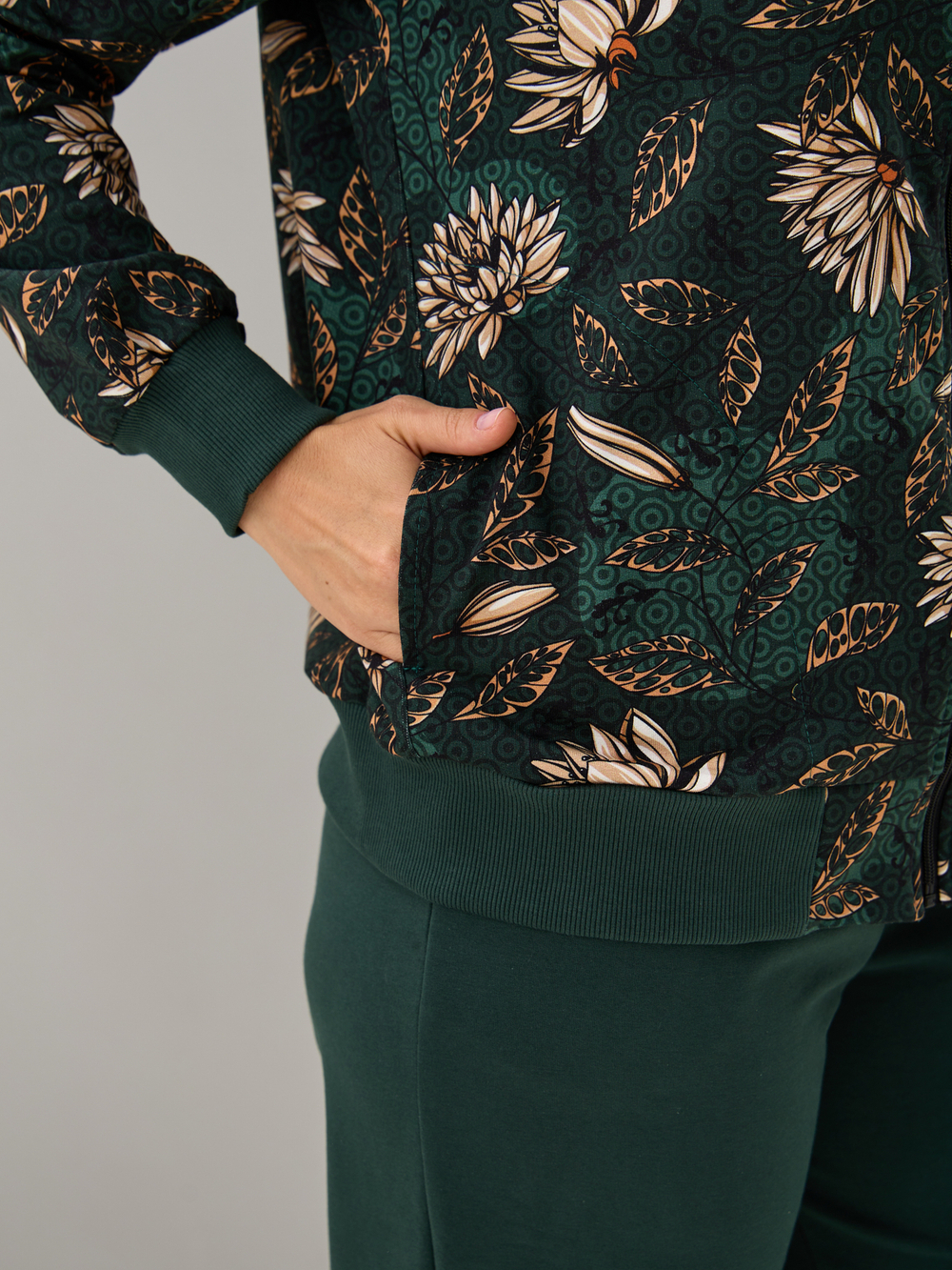 Костюм с брюками КБ-184/изумрудный-хризантемы