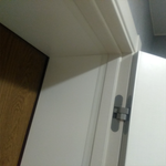 Отделка проёма между дверями белая