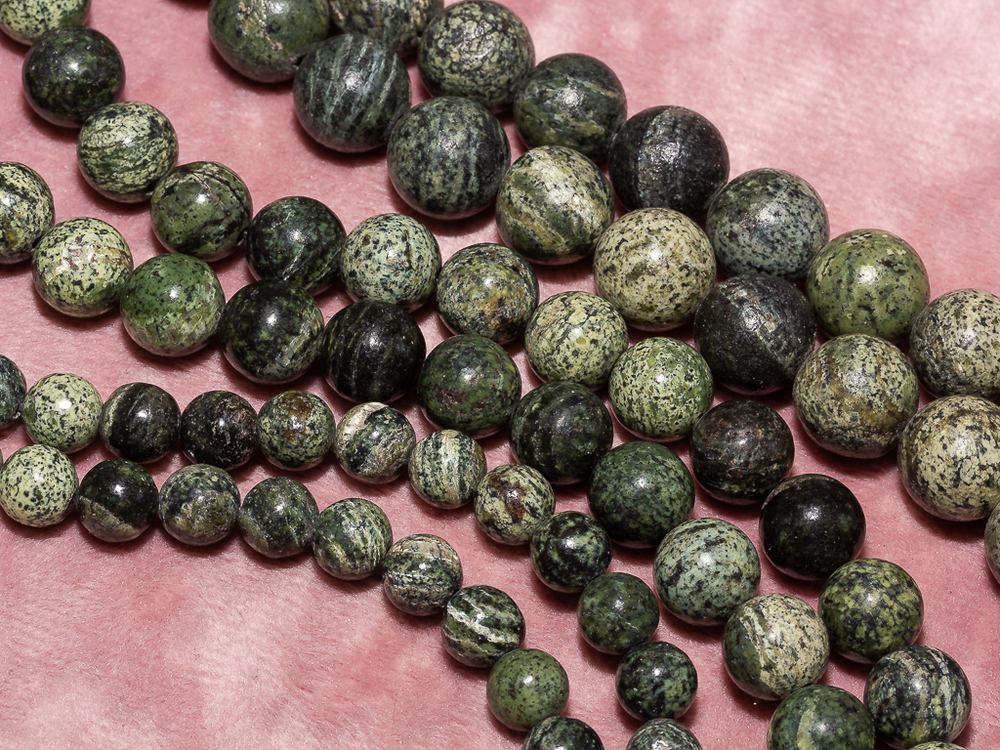 Нить бусин из змеевика 6,5мм