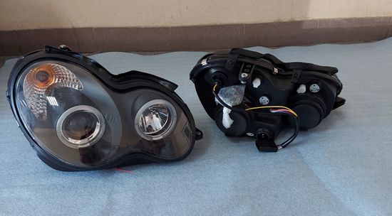 Передние фары Mercedes C W203 angel eyes black