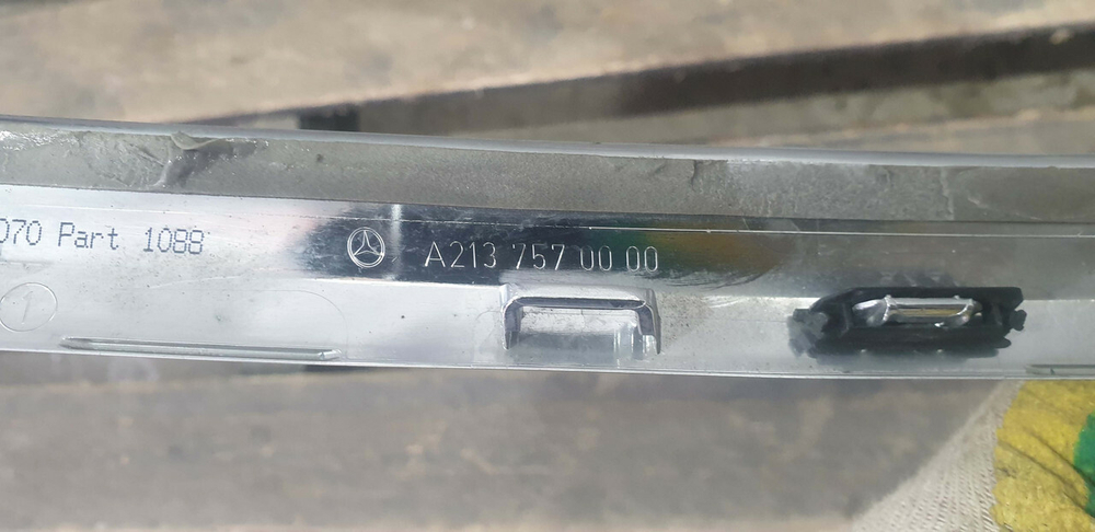 Молдинг крышки багажника Mercedes E-Class (W213) 16-21 Б/У Оригинал A2137570000