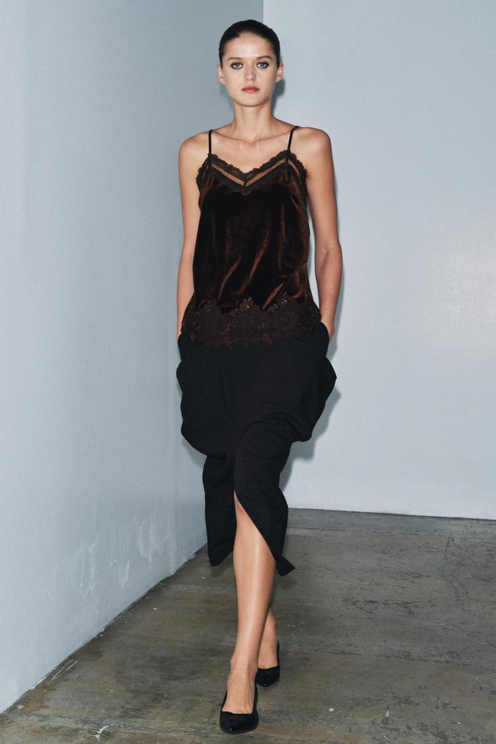 ZARA БАРХАТНЫЙ ТОП В БЕЛЬЕВОМ СТИЛЕ С КРУЖЕВОМ, ТЕМНО-КОРИЧНЕВЫЙ