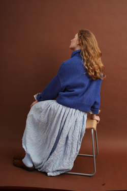 Юбка из жатки голубого цвета