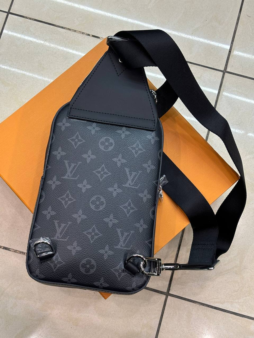 Сумка-слинг Louis Vuitton