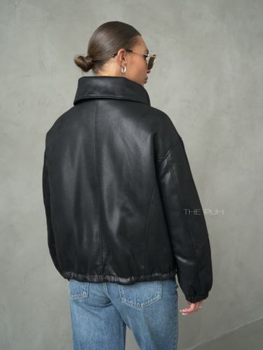 Черная куртка-пуховик из эко-кожи с накладным мехом
