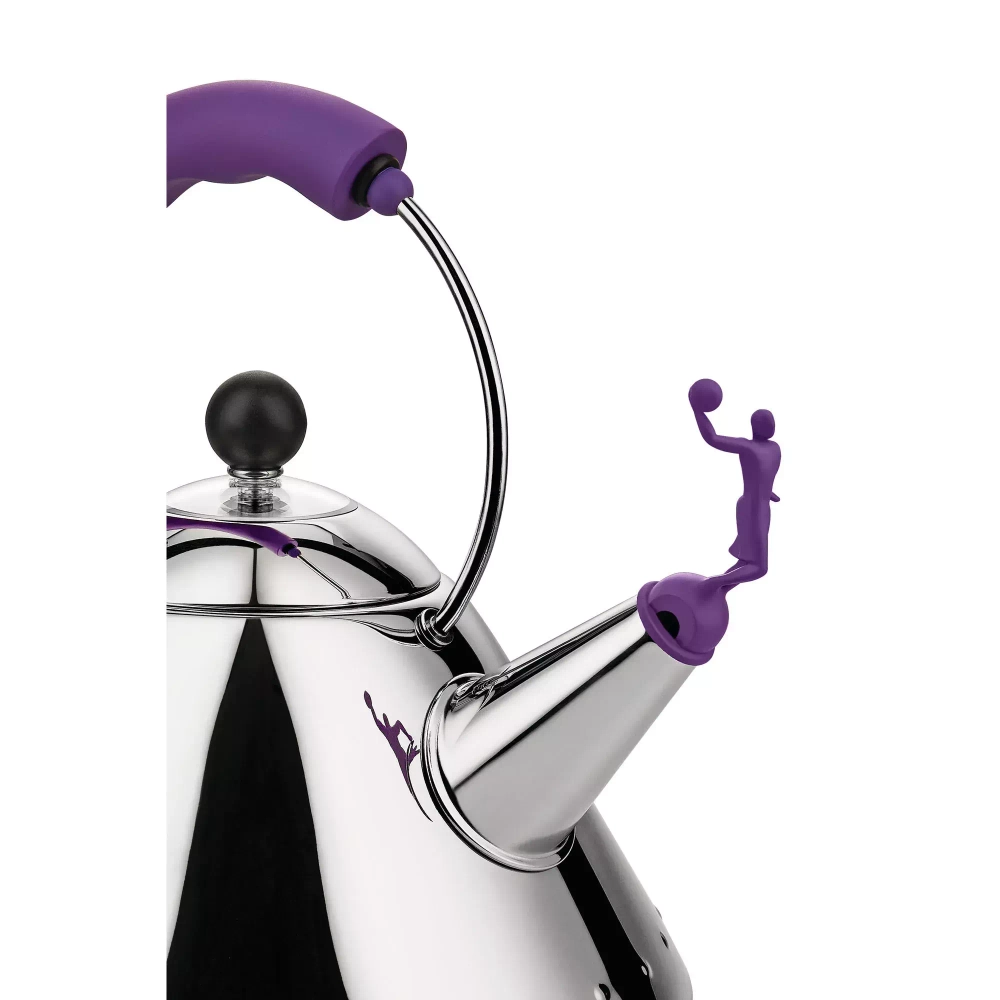 Alessi - Чайник 9093 со свистком, 2л, баскетболист, фиолетовая ручка / артикул   9093 VA  / GTIN 8003299471669