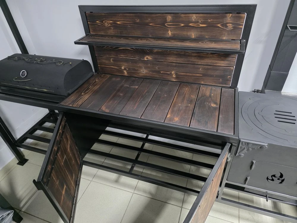 Мангальная зона с крышей 5 мм «Шашлычник с фартуком»  Казань Если вы подбираете мангальную зону с крышей в Казани, «Шашлычник с фартуком» — удобный вариант для дачи и частного дома. Здесь есть мангал из стали 5 мм с крышкой и термодатчиком, регулировка тяги через шиберы и зольник, а рядом — печь под казан 45×45, рассчитанная на казаны от 3 до 16 литров, с трубой и заслонкой. Рабочая поверхность между мангалом и печью помогает готовить без суеты, а два закрытых шкафчика решают вопрос хранения: шампура, казан, уголь и аксессуары всегда будут на месте и защищены от влаги. Если нужно, организуем доставку и установку, а также можем изготовить мангальную зону под заказ по вашим размерам и задачам.  Если вы сейчас выбираете мангальную зону в Казани и хотите посмотреть варианты вживую, приезжайте к нам в магазин — подберём несколько моделей под ваш бюджет и задачи, покажем комплектации и поможем выбрать оптимальный вариант