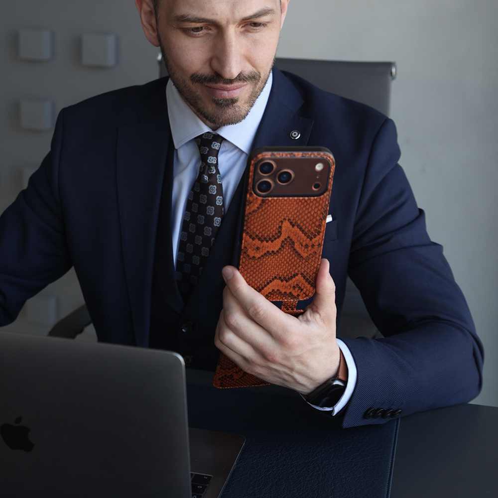 Чехол для iPhone 17 Pro кожаный, питон цвета коньяк