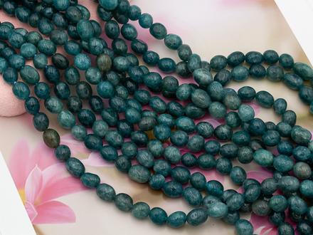 Нить бусин из тонированного кварца 7,5-9мм (галтовка)