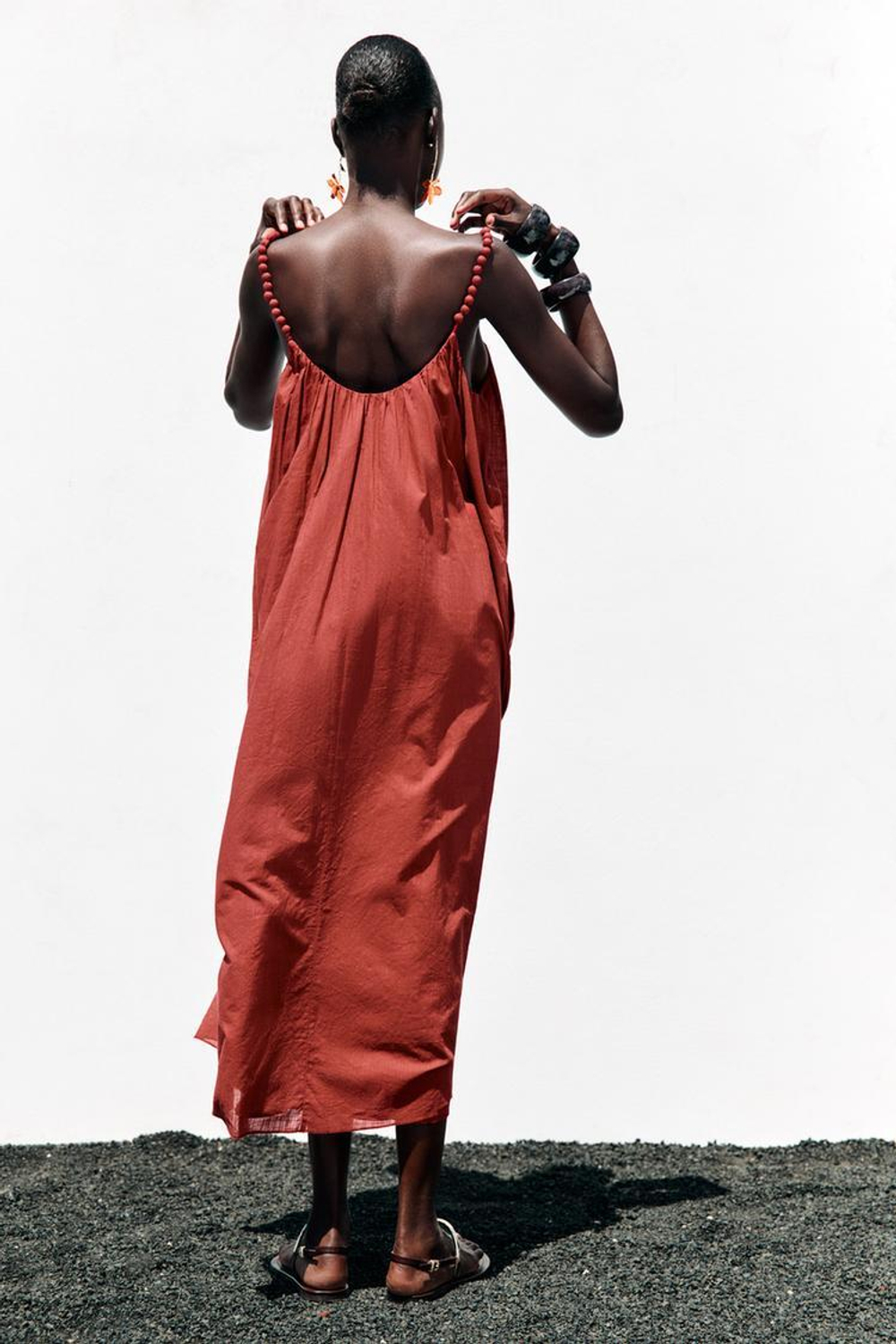 ZARA ПЛАТЬЕ OVERSIZE НА БРЕТЕЛЯХ, ЦВЕТ БУРГУНДСКОГО ВИНА