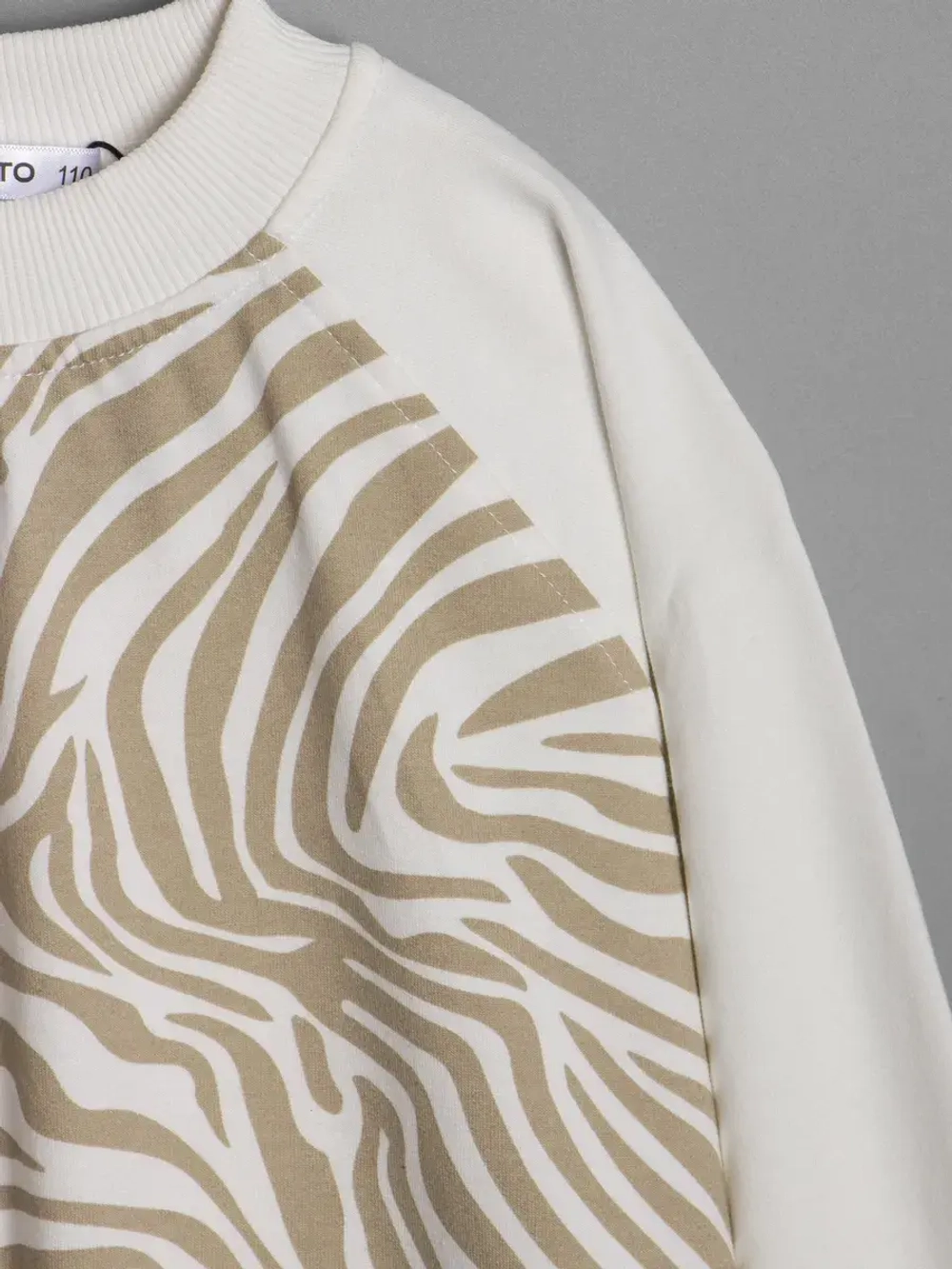 Белый костюм для девочки с юбкой на осень