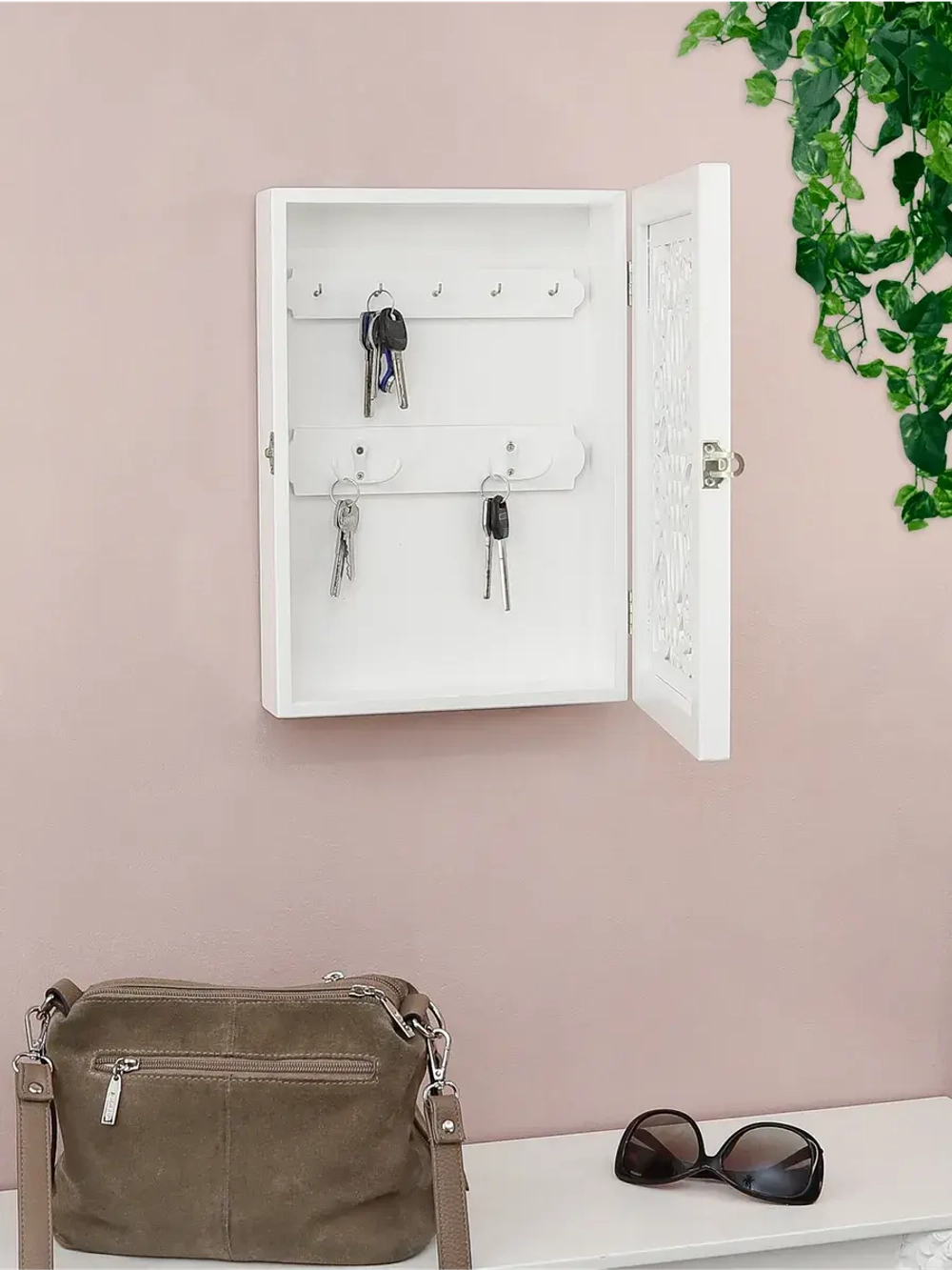 Ключница настенная в прихожую закрытая