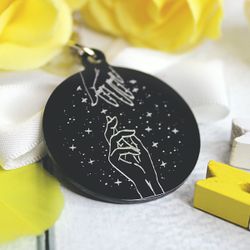 Чёрный брелок с гравировкой созвездия и рук на заказ