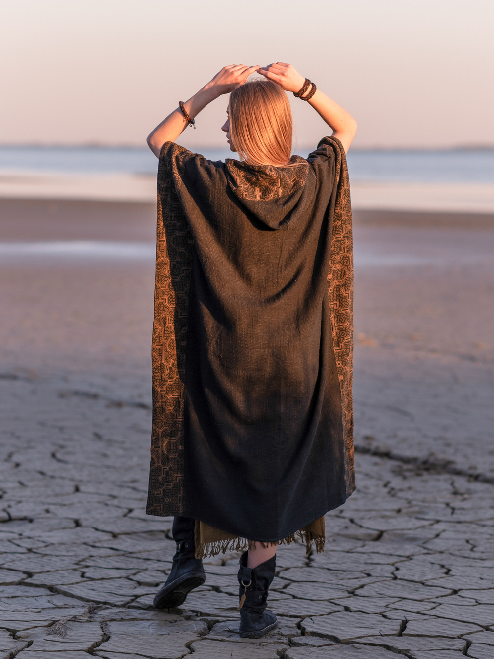 Накидка с капюшоном и орнаментом Аяуаска