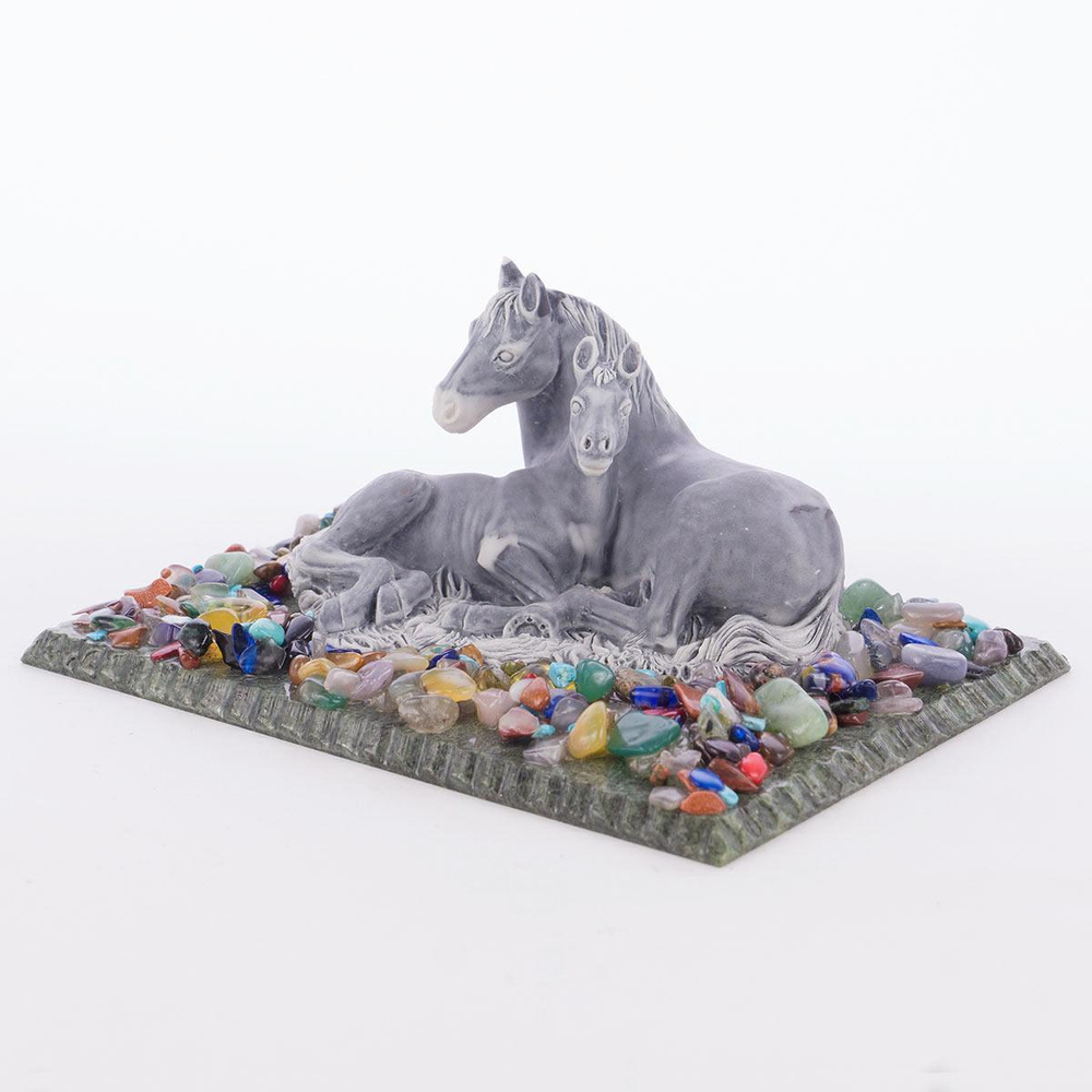 Сувенир "Лошадь с жеребенком" змеевик мрамолит самоцветы 150х115х70 мм 610 гр. R118996