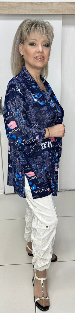 Рубашка-туника с газетным принтом в темно-синей гамме