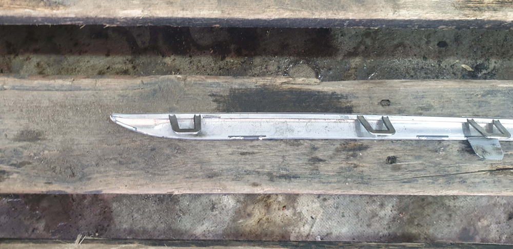 Молдинг решетки радиатора Mercedes C-Class W205 14-18 Б/У Оригинал A2058880173