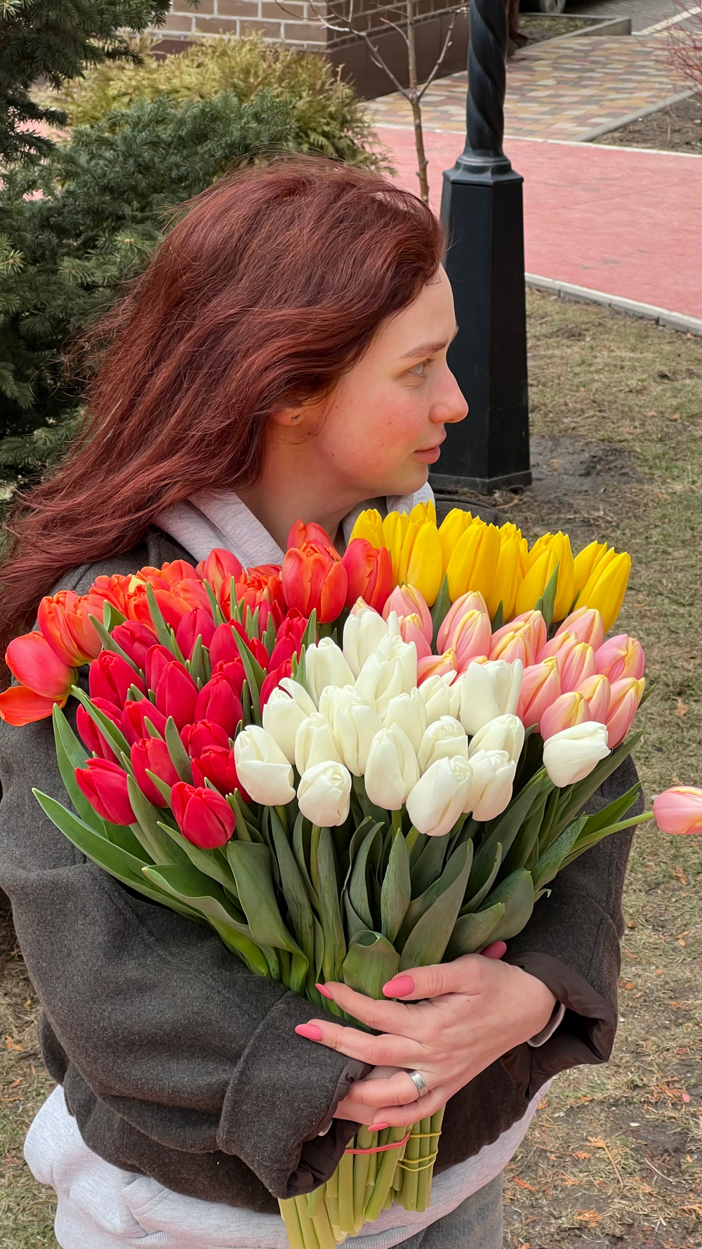 Охапка 50 тюльпанов ассорти на 8 марта