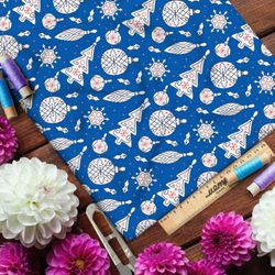 Ткань оксфорд 600 ёлочные игрушки на синем фоне