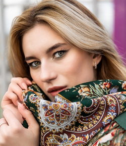 Платок шерстяной с шелковой бахромой