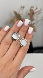 Серьги с перламутром на английском замке