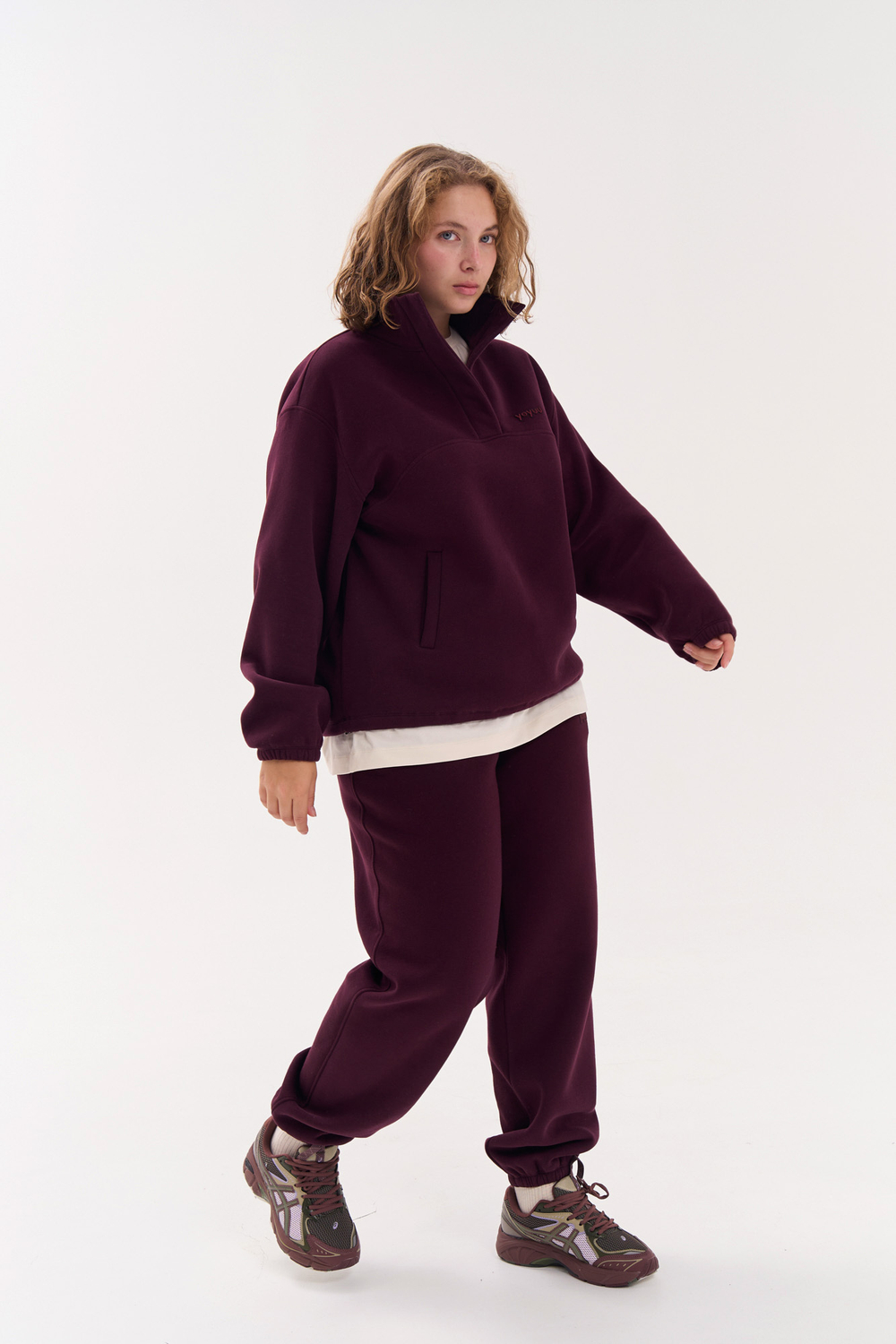 Свитшот с воротником на кнопках из футера с начесом в винном цвете