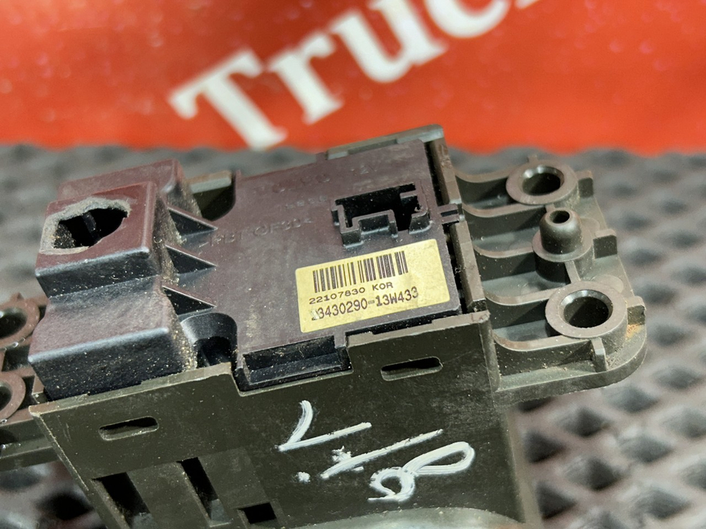 Кнопка ручного тормоза