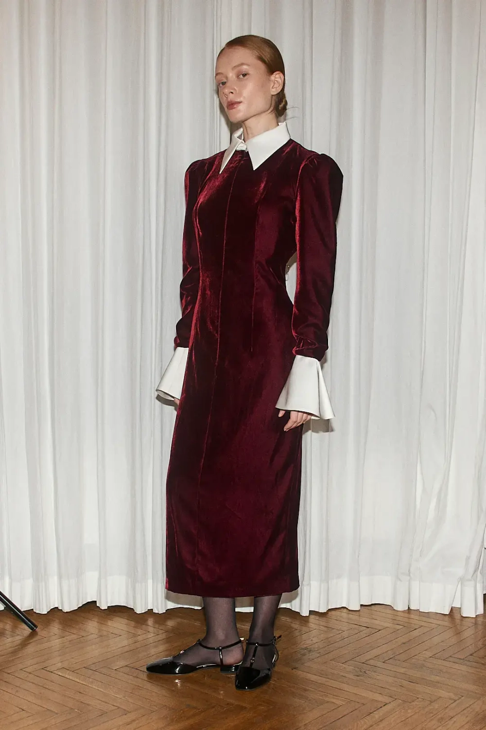 Бархатное платье с воротником и манжетами
