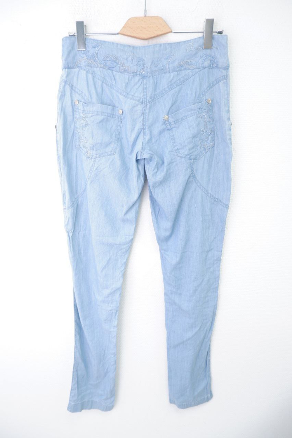 Джинсы светлые с вышивкой 42 размер