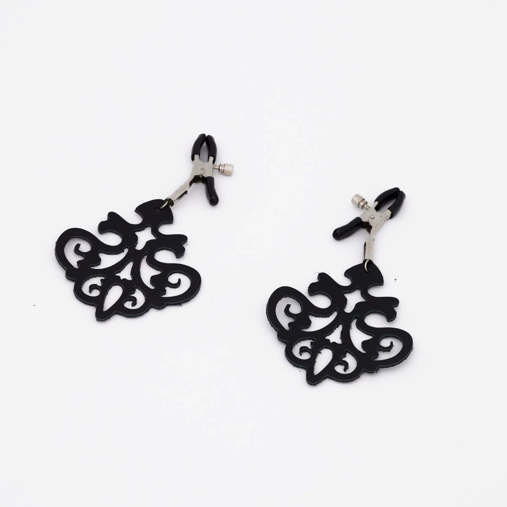 Зажимы на соски с черными кожаными подвесками