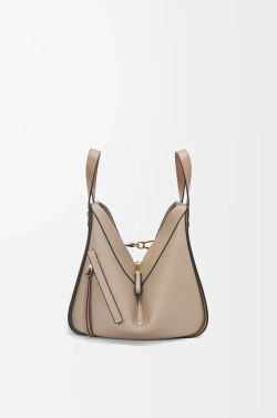 Loewe Маленькая сумка Hammock из мягкой зернистой телячьей кожи, песочный