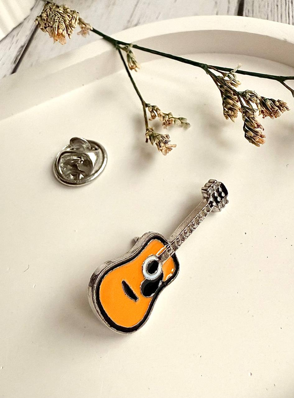 Брошь-значок "Акустическая гитара"