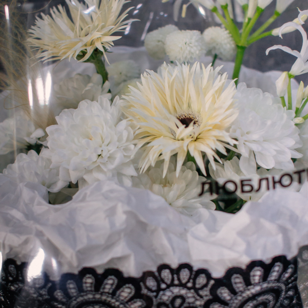 113. Кружевной белоснежный букет с выразительным акцентом