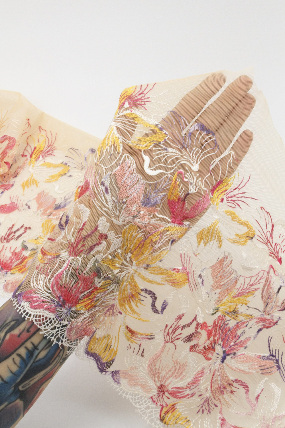 Вышивка на сетке персиковая с мультиколором неэластичная ширина 26 см (правая и левая сторона)