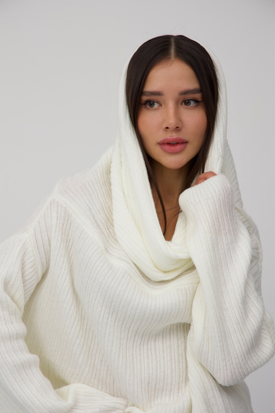 Свитер с удлиненной горловиной